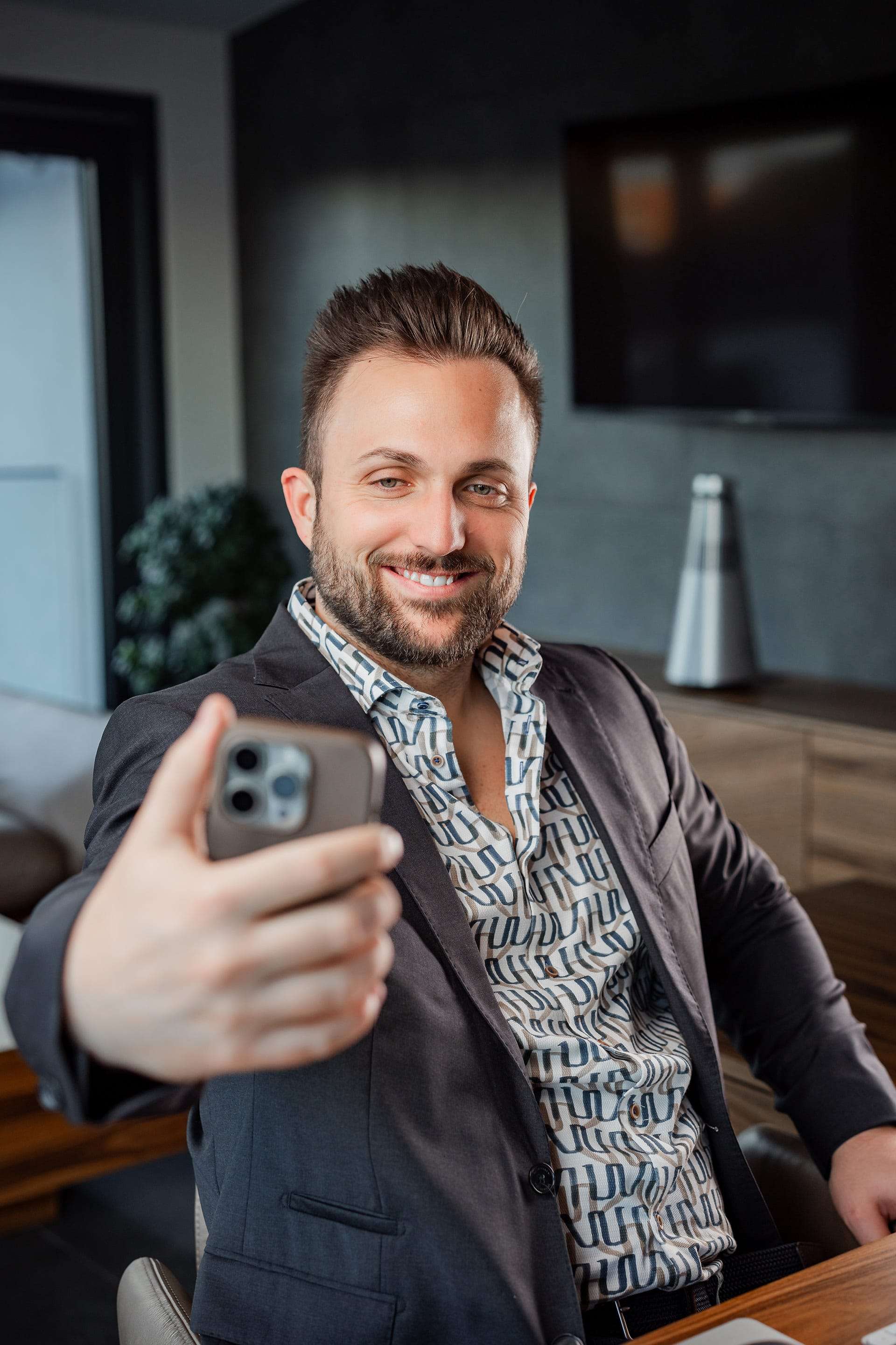 Eine Nachricht von unserem CEO Im alltäglichen Geschäftsleben arbeiten nicht Unternehmen miteinander, sondern es sind die Menschen die zusammen Großes erreichen. Daher wendet sich unser CEO mit einer persönlichen Message an dich und zeigt dir, wie wir arbeiten und welche Expertise wir verkörpern.